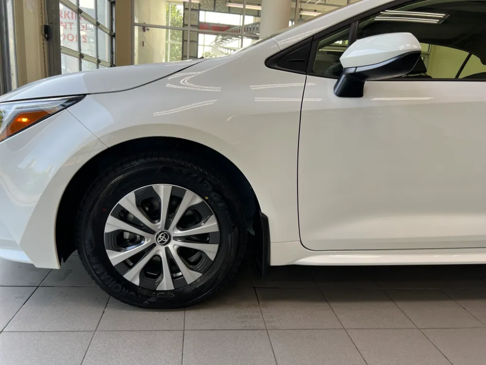 2023 toyota corolla hybrid le white 5